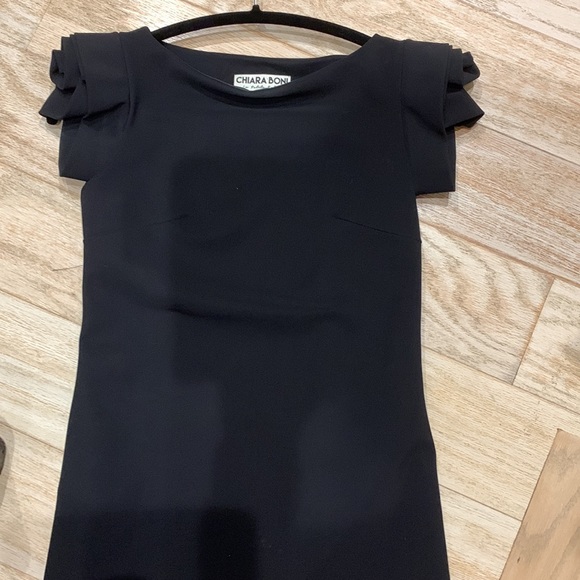 CHIARA BONI LA PETITE ROBE
Black Rosette Rose Flower Sleeve Shoulder Tunic Top - Picture 6 of 12